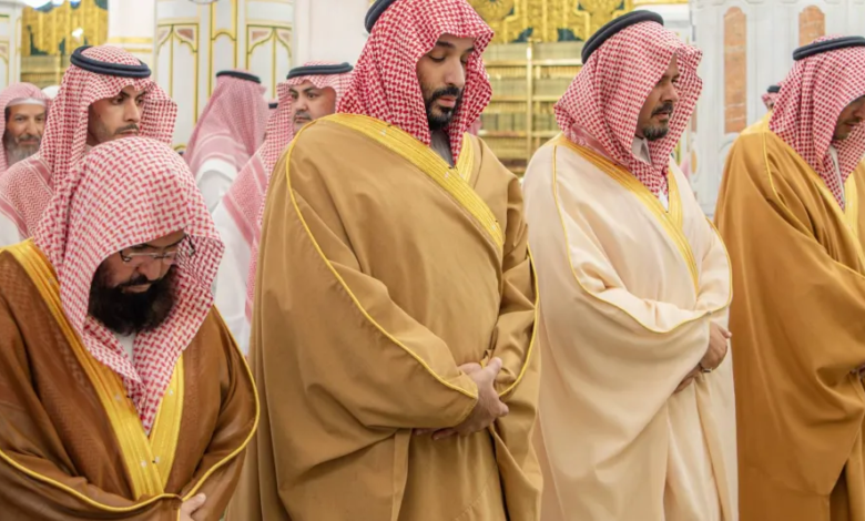 Crown Prince visits the Prophet's Mosque and prays in the Rawdah | Details