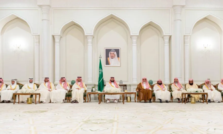 محمد بن سلمان يستقبل العلماء والمواطنين في المدينة المنورة | تفاصيل الزيارة