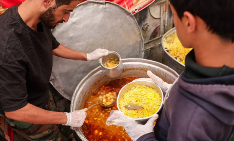 طوابير الجوع في اليمن: حقائق التدهور الإنساني ومصادرة الزكاة