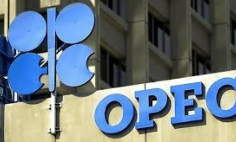أوبك+ تمدد تعليق زيادة إنتاج النفط في مارس: التفاصيل والأسعار