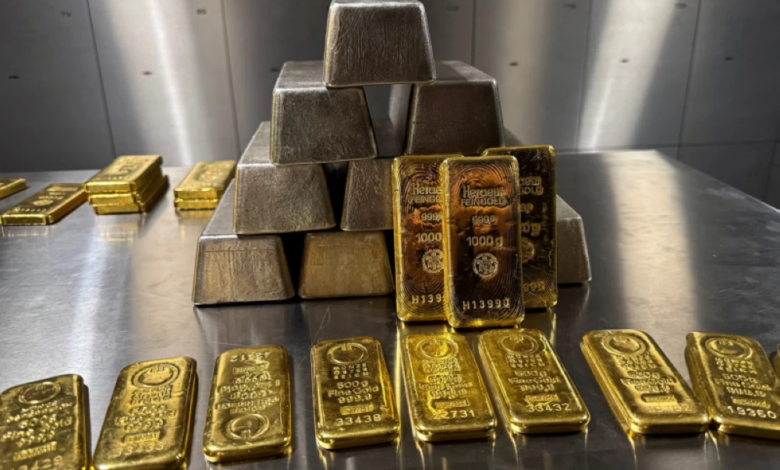 انخفاض الذهب وارتفاع الفضة: تحليل أسعار المعادن اليوم