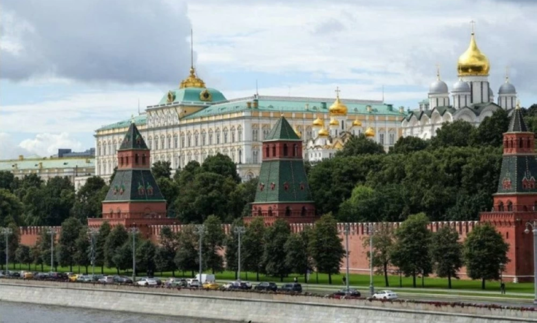 الكرملين ينفي وقف الهند شراء النفط الروسي وتحذيرات من موديز