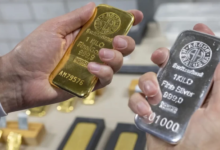 الذهب والفضة يواصلان المكاسب مع تراجع الدولار - تقرير الأسواق
