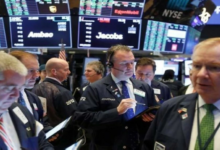 تقلبات وول ستريت: صراع التكنولوجيا والصناعة ومخاوف الفائدة
