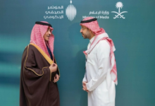 وزير الإعلام يوضح أسباب منع صناع المحتوى من تصوير المباريات