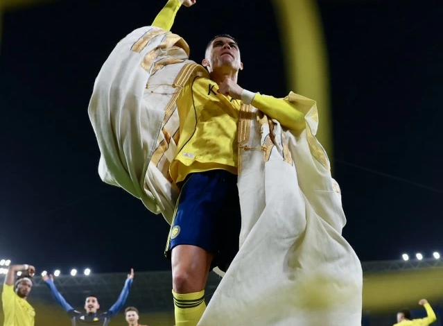 Ronaldo celebrates wearing a Saudi bisht on the country's founding day: a historic moment