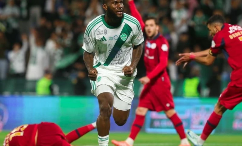 الأهلي يتصدر الدوري السعودي بفوز صعب على ضمك بهدف كيسيه