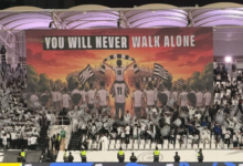 جماهير الشباب ترفع شعار ليفربول أمام الهلال: لن تسير وحدك أبداً