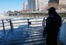 عاصفة ثلجية تشل أمريكا: إلغاء رحلات وحوادث قطارات