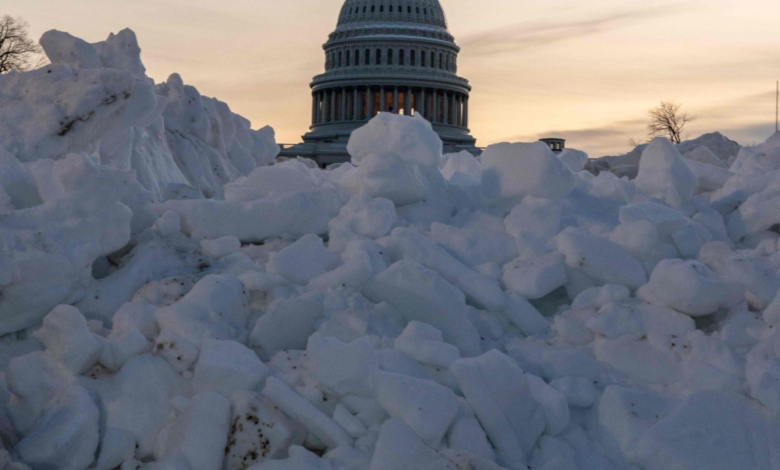 Winter storm hits America: 2,100 flights canceled and crops threatened