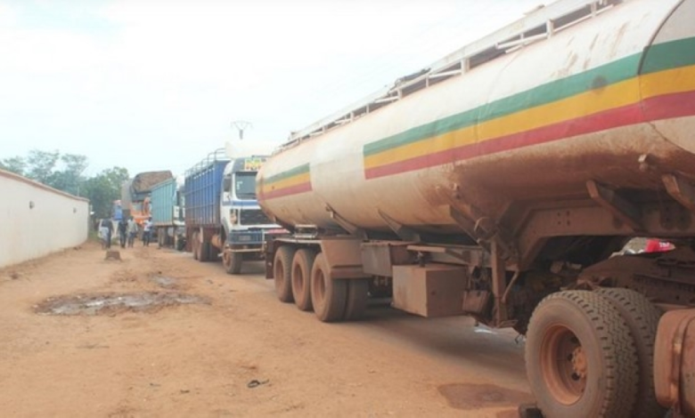 مالي: مقتل 15 سائقاً بهجوم مسلح على قافلة صهاريج وقود