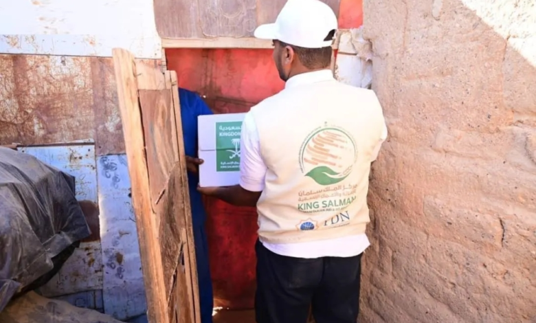 مركز الملك سلمان للإغاثة يوزع 4750 كرتون تمر في حضرموت