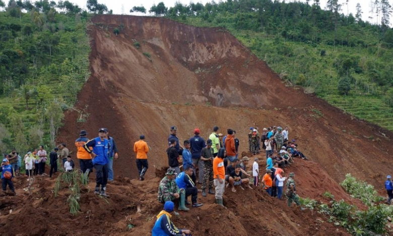 ارتفاع ضحايا انهيار التربة في إندونيسيا إلى 74 قتيلاً