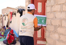 مركز الملك سلمان يوزع 900 كرتون تمر في السوم بحضرموت