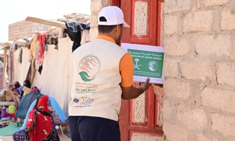 مركز الملك سلمان يوزع 900 كرتون تمر في السوم بحضرموت