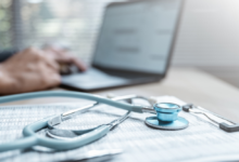 ضوابط إعادة تقويم الممارسين الصحيين الجديدة في السعودية