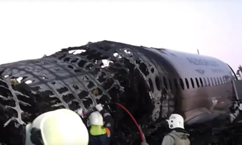 سقوط طائرة في مطار مقديشو ونجاة جميع الركاب من الكارثة