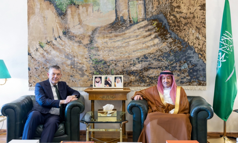 الخريجي يبحث دعم فلسطين مع مفوض الأونروا ويودع سفير تايلند