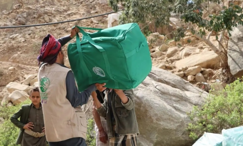 مركز الملك سلمان يوزع مساعدات إيوائية في صعدة اليمنية