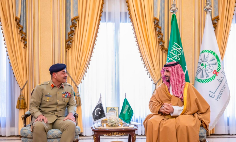 Saudi Defense Minister meets with Pakistani Army Chief to strengthen cooperation