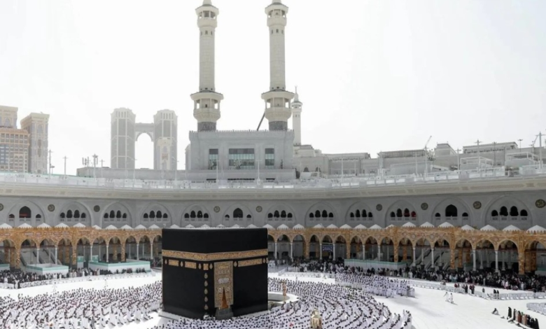 سر برودة رخام صحن المطاف في الحرم المكي نهاراً