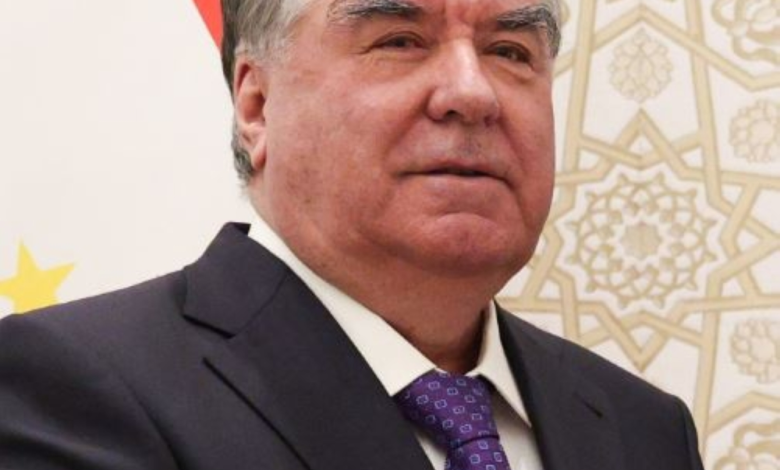 رئيس طاجيكستان يظهر علنًا وينهي جدل حالته الصحية