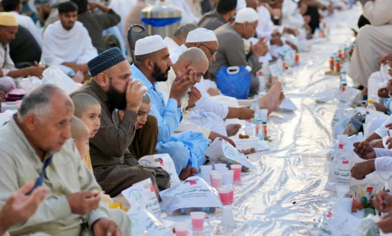 الإفطار في المسجد الحرام.. مشهد إيماني يجسد التلاحم الإسلامي