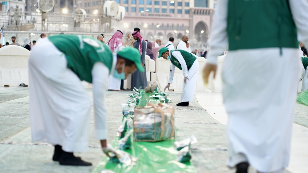 موائد الإفطار في ساحات الحرم المكي