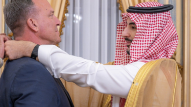 وزير الدفاع يقلد قائد القيادة المركزية الأمريكية وسام الملك عبدالعزيز