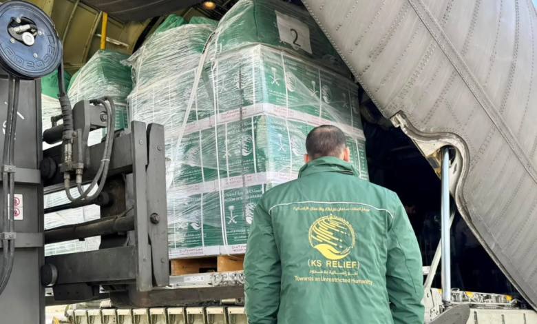 وصول الطائرة الإغاثية السعودية الـ81 لدعم غزة عبر العريش