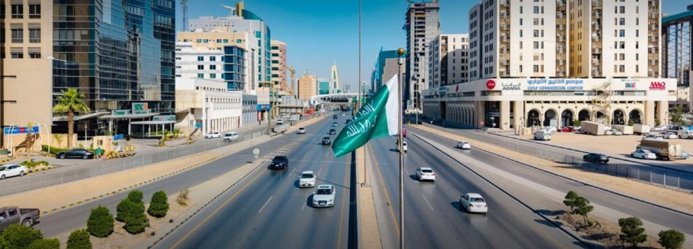 Residents of Riyadh raise the flags of the first Saudi state