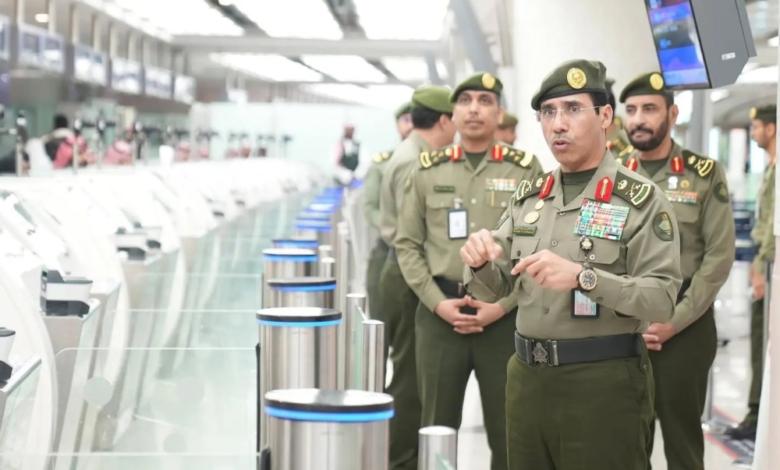 مدير الجوازات يتفقد جاهزية مطار جدة لموسم عمرة رمضان