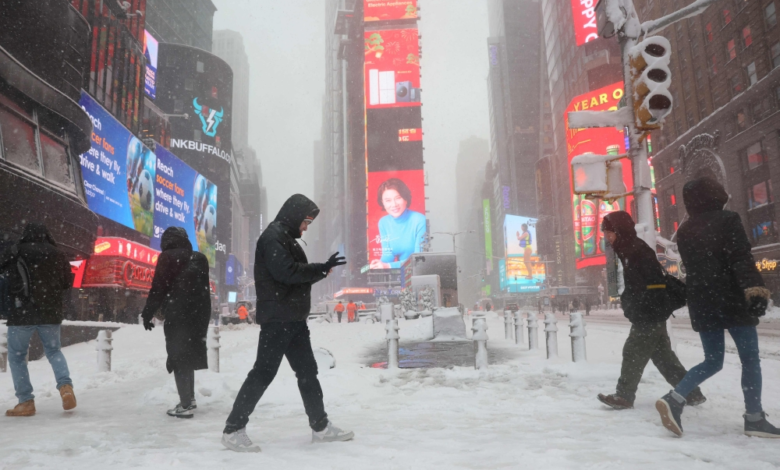 عاصفة ثلجية تشل مطارات أمريكا وإلغاء آلاف الرحلات الجوية