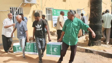 مركز الملك سلمان يوزع 500 سلة غذائية في الخرطوم لدعم النازحين