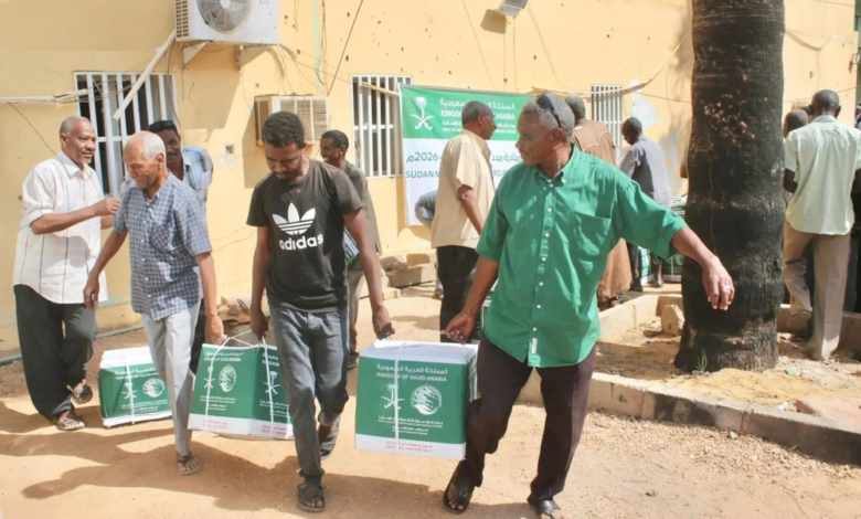 مركز الملك سلمان يوزع 500 سلة غذائية في الخرطوم لدعم النازحين