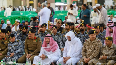 نائب أمير المدينة يشارك رجال الأمن إفطارهم بالمسجد النبوي