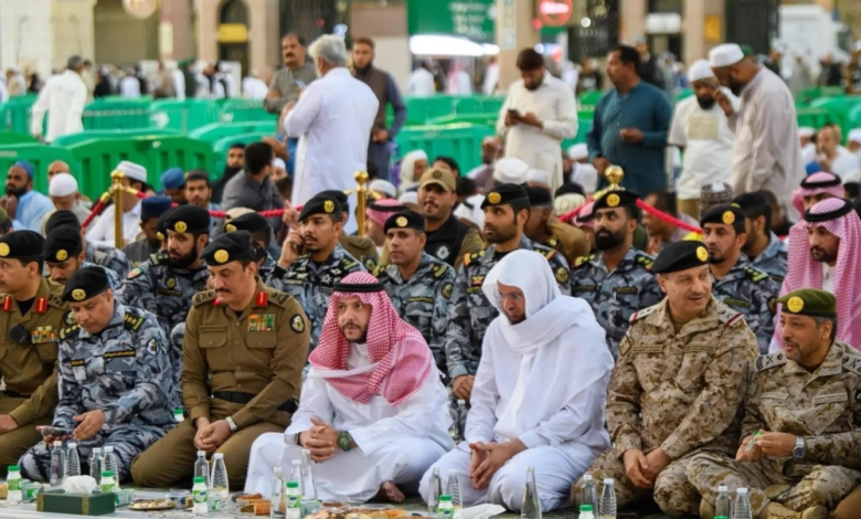 The Deputy Governor of Medina shares Iftar with security personnel at the Prophet's Mosque