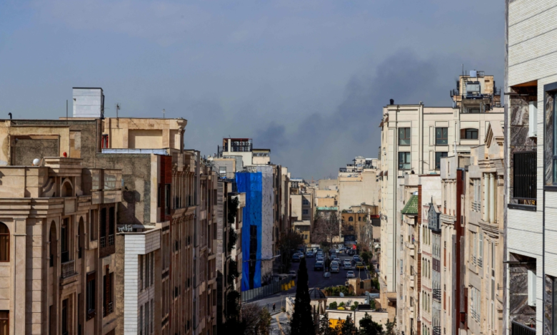 هجوم أمريكي إسرائيلي على إيران: انفجارات في طهران وإغلاق الأجواء