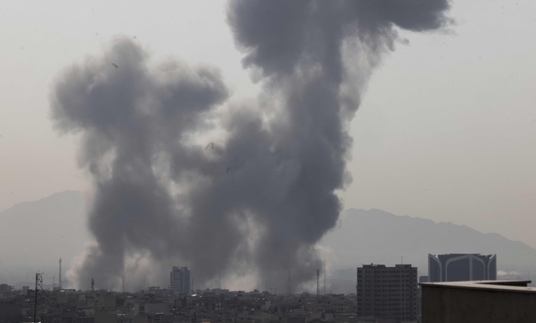 إيران تتوعد برد حازم على الضربات الأمريكية والإسرائيلية