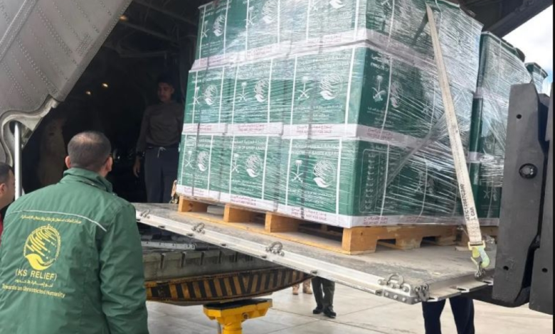 وصول الطائرة الإغاثية السعودية الـ 82 إلى العريش لدعم غزة