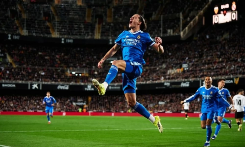 ريال مدريد يهزم فالنسيا 2-0 ويلاحق برشلونة في الليغا