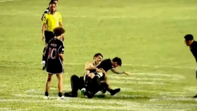 مشجع يسقط ميسي أرضاً في مباراة إنتر ميامي الودية ببورتوريكو