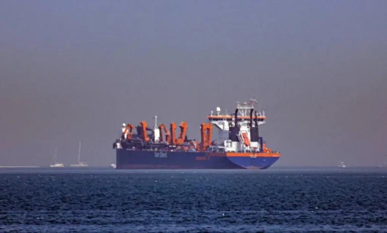 هجوم زورق مسير على ناقلة نفط قبالة مسقط: التفاصيل والتداعيات