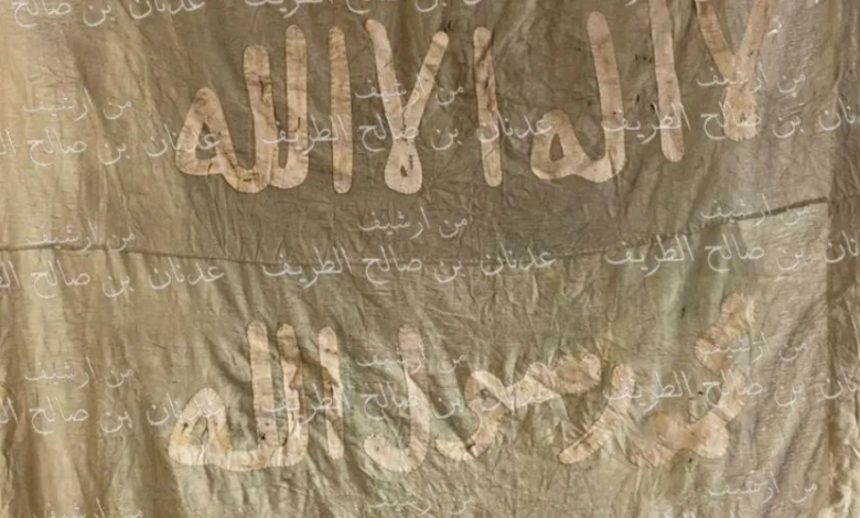 باحث سعودي يمتلك 100 علم وراية نادرة من تاريخ المملكة