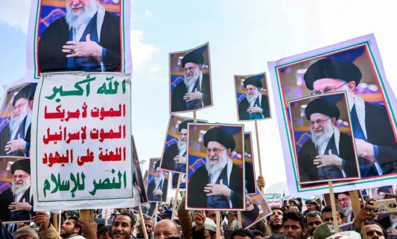 زعيم الحوثيين يلوح بدعم إيران عسكرياً: تداعيات التصعيد