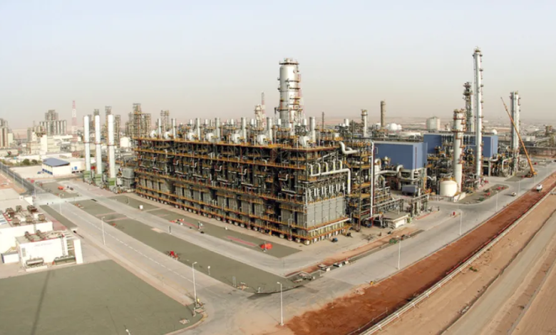 السيطرة على حريق في مجمع الرويس الصناعي بأبوظبي دون إصابات