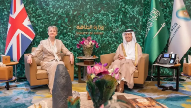 السعودية وبريطانيا تبحثان ضمان استمرارية إمدادات النفط
