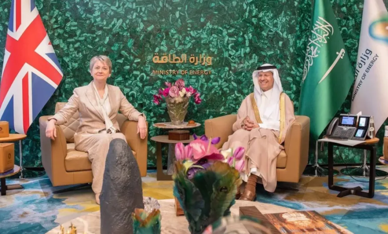 السعودية وبريطانيا تبحثان ضمان استمرارية إمدادات النفط