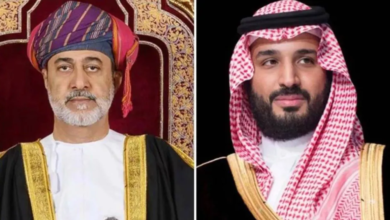 ولي العهد السعودي يعزي سلطان عُمان بوفاة فهد بن محمود