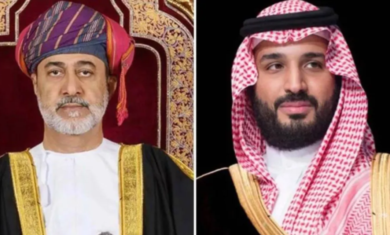 ولي العهد السعودي يعزي سلطان عُمان بوفاة فهد بن محمود
